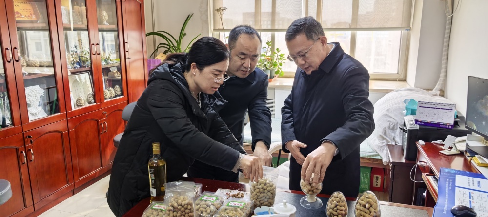 河北省农林科学院党组书记、院长刘飚到我所花生研究室调研